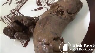 woman pooping on plate - video 4