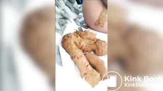 Dayenne Shits in Car