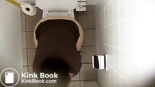 Woman pooping - video 5