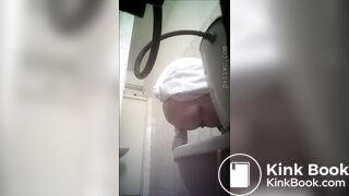 woman pooping on pornera. - video 2