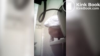 woman pooping on pornera. - video 2