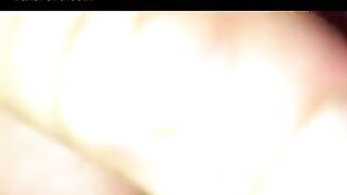 Tirando bosta do cu da mulher com o dedo