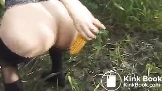 woman poop in corn field and wipe with corn
