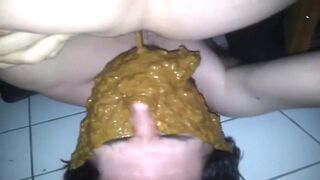 SCAT COUPLE,, SHITTING EXPLOSIVE DIARRHEA IN HIS ENTIRE FACE
