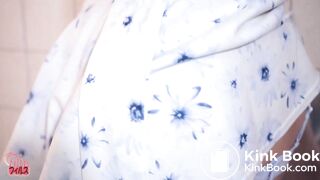 Hot skinny Japanese girl unloading in the tub