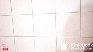 Hot skinny Japanese girl unloading in the tub