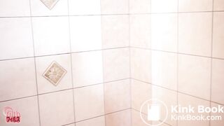 Hot skinny Japanese girl unloading in the tub