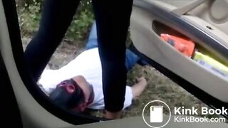 Mulher cagando na boca do homem no meio do mato