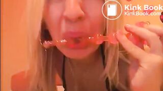 Hot blonde babe diloing her tight butthole