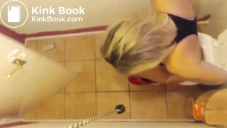 blonde poops