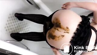 Girls Pooping - video 12