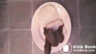woman pooping on the floor - video 6