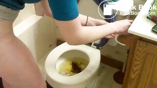 girl shitting in toilet - video 2