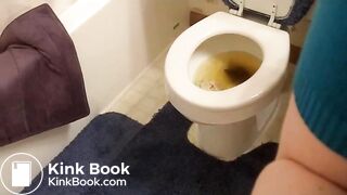 girl shitting in toilet - video 2