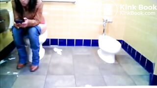 Hidden Camera catch a girl pooping on a public toilet