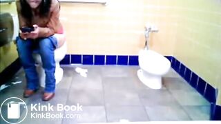Hidden Camera catch a girl pooping on a public toilet
