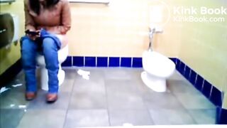 Hidden Camera catch a girl pooping on a public toilet