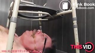 Senhor de idade tentou comer a merda da novinha mas acabou vomitando