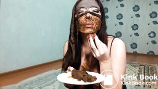 sexy girl with mask shits - video 2