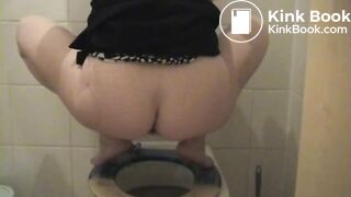 Beauty taking a shit