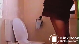 Women pooping - video 5