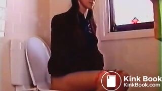 Women pooping - video 5