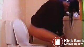 Women pooping - video 5