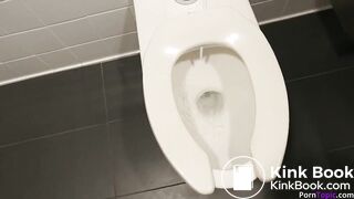 Babe poops while vlogging at a convention