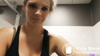 Babe poops while vlogging at a convention