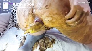 Sexy girl with a perfect ass bends over and squeezes out a big turd