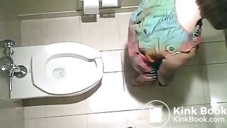 Girls Pooping - video 2