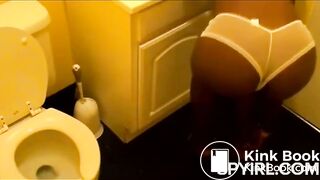 Girls Pooping - video 13