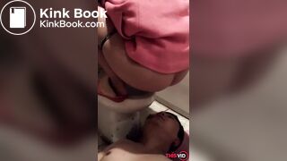 Sendo usado como banheiro pela asiática