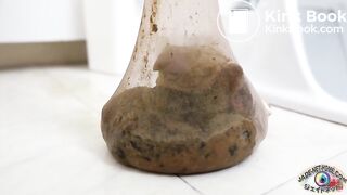 A woman 's spot 1eaked in town!