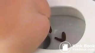 Beautiful girl takes a nice shit