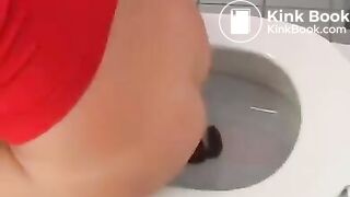 Beautiful girl takes a nice shit