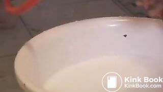 A mature girl eats the pooh as masturbating