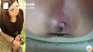 Girls on the toilet pooping