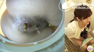 Girls on the toilet pooping