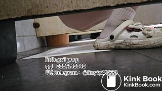 High-quality girls pooping in the toilet 10