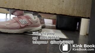 High-quality girls pooping in the toilet 11
