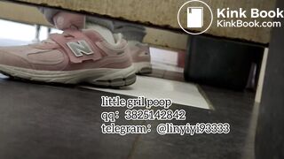 High-quality girls pooping in the toilet 11