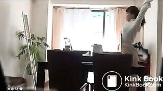 A poor video of a Japanese housekeeper