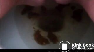 Preggo blonde shitting