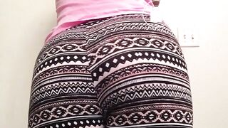 Pooping her leggings