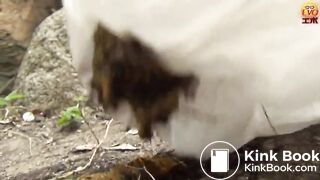 girls dropping a turd outside I