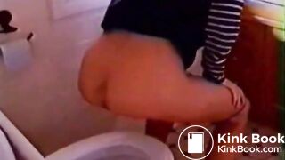 Girls Pooping - video 6