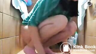 girl shiting for friends