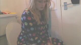 Girl on the toilet pooping - video 7