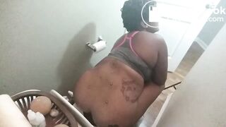 Ebony toilet farts - video 3